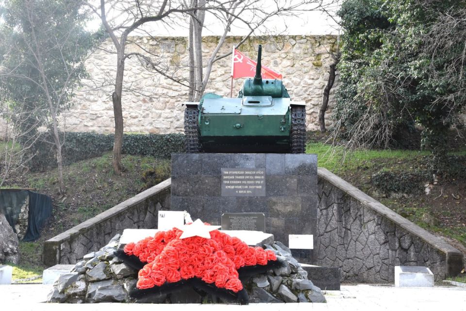 Накануне Дня защитника Отечества в Бахчисарае возложили цветы к памятным знакам Накануне Дня защитника Отечества в Бахчисарае возложили цветы к памятным знакам