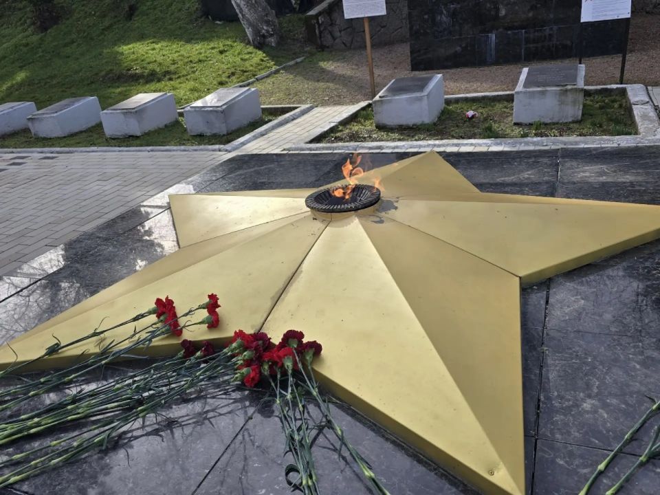 В преддверии праздника воинской доблести - Дня Защитника Отечества, муниципальные служащие, сотрудники районного и городского совета, администрации района и города, жители и волонтеры, возложили цветы к мемориалам Великой... В преддверии праздника воинской доблести - Дня Защитника Отечества, муниципальные служащие, сотрудники районного и городского совета, администрации района и города, жители и волонтеры, возложили цветы к мемориалам Великой...