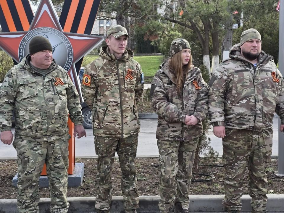 В преддверии праздника воинской доблести - Дня Защитника Отечества, муниципальные служащие, сотрудники районного и городского совета, администрации района и города, жители и волонтеры, возложили цветы к мемориалам Великой... В преддверии праздника воинской доблести - Дня Защитника Отечества, муниципальные служащие, сотрудники районного и городского совета, администрации района и города, жители и волонтеры, возложили цветы к мемориалам Великой...