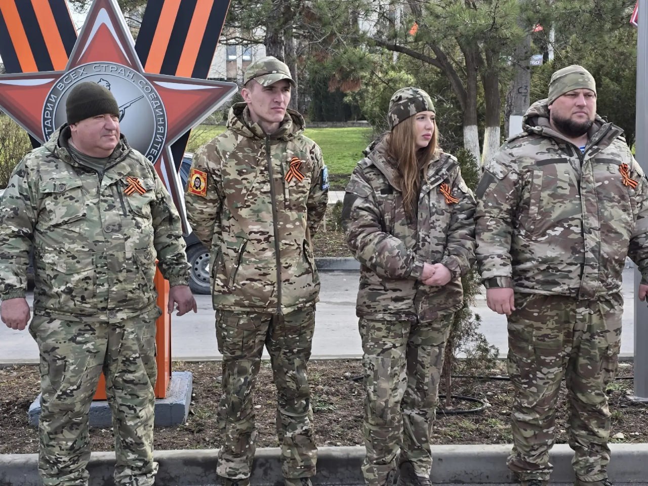 В преддверии праздника воинской доблести - Дня Защитника Отечества, муниципальные служащие, сотрудники районного и городского совета, администрации района и города, жители и волонтеры, возложили цветы к мемориалам Великой... В преддверии праздника воинской доблести - Дня Защитника Отечества, муниципальные служащие, сотрудники районного и городского совета, администрации района и города, жители и волонтеры, возложили цветы к мемориалам Великой...