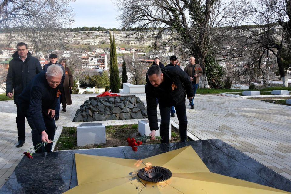 Накануне Дня защитника Отечества в Бахчисарае возложили цветы к памятным знакам Накануне Дня защитника Отечества в Бахчисарае возложили цветы к памятным знакам