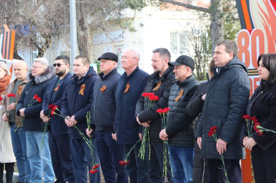 Ольга Урайкина: Сегодня состоялась церемония возложения цветов к памятному знаку "Наши герои СВО" на Аллее славы и к мемориалу «Вечный огонь», расположенному на территории Братского воинского кладбища советских воинов Ольга Урайкина: Сегодня состоялась церемония возложения цветов к памятному знаку "Наши герои СВО" на Аллее славы и к мемориалу «Вечный огонь», расположенному на территории Братского воинского кладбища советских воинов