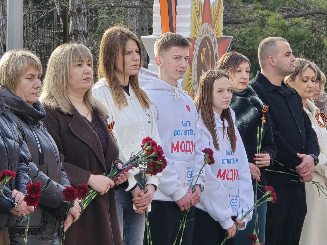 В преддверии праздника воинской доблести - Дня Защитника Отечества, муниципальные служащие, сотрудники районного и городского совета, администрации района и города, жители и волонтеры, возложили цветы к мемориалам Великой... В преддверии праздника воинской доблести - Дня Защитника Отечества, муниципальные служащие, сотрудники районного и городского совета, администрации района и города, жители и волонтеры, возложили цветы к мемориалам Великой...