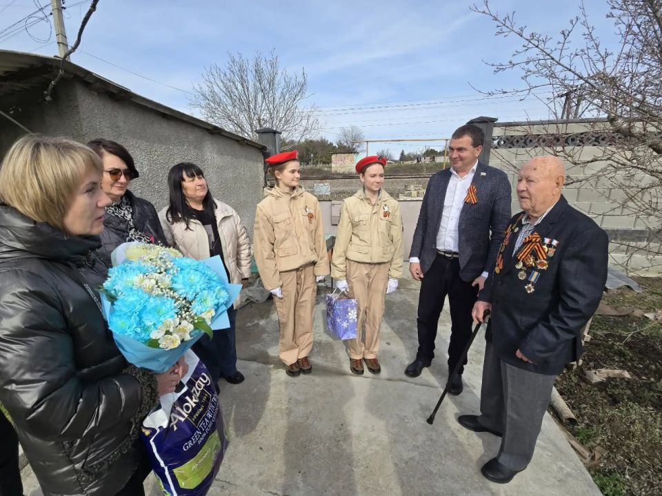 Заместитель председателя райсовета Михаил Колкунов, руководитель аппарата администрации района Валентина Миронова, глава администрации Почтовского сельского поселения Лариса Буланихина, депутат Почтовского сельского совета... Заместитель председателя райсовета Михаил Колкунов, руководитель аппарата администрации района Валентина Миронова, глава администрации Почтовского сельского поселения Лариса Буланихина, депутат Почтовского сельского совета...