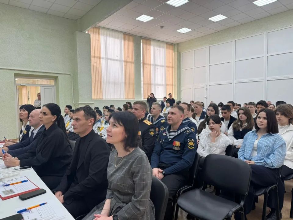 В МБОУ «СОШ №1 им. Вилина И.П.» 19 февраля был проведен конкурс «Честь имею!» среди нахимовских классов, посвященный Дню защитника Отечества В МБОУ «СОШ №1 им. Вилина И.П.» 19 февраля был проведен конкурс «Честь имею!» среди нахимовских классов, посвященный Дню защитника Отечества