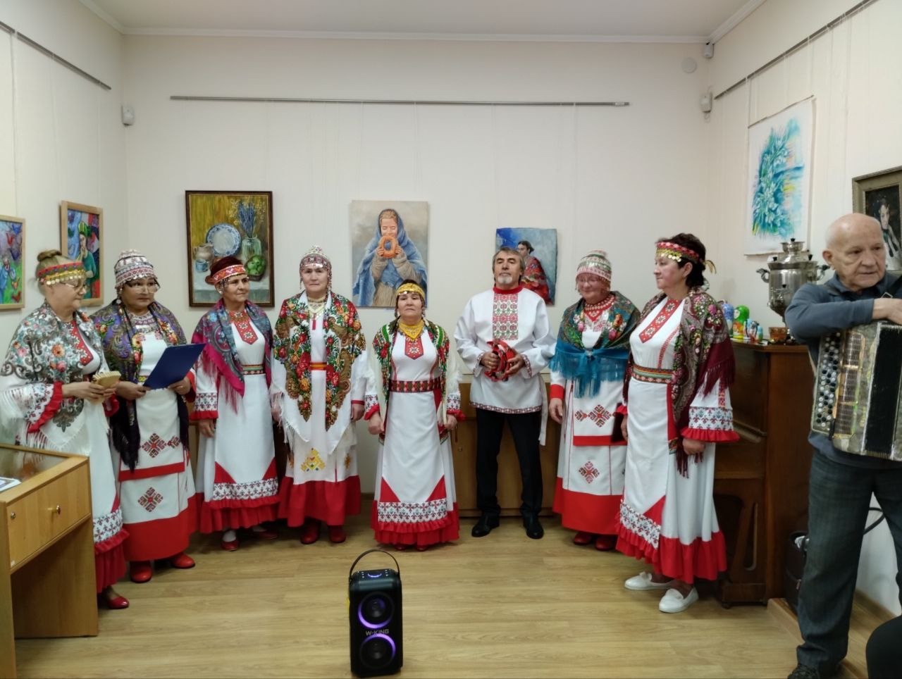 В Музее истории города Симферополя открылась выставка «Широкая масленица», на которой были представлены декоративно-прикладные работы и живопись