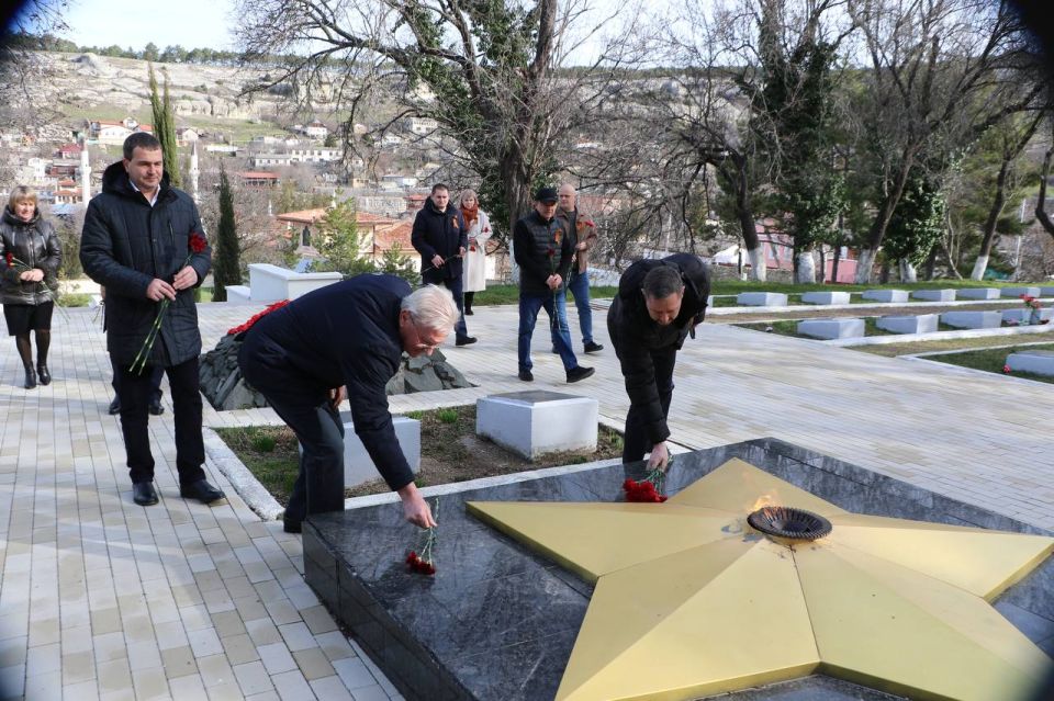 Ольга Урайкина: Сегодня состоялась церемония возложения цветов к памятному знаку "Наши герои СВО" на Аллее славы и к мемориалу «Вечный огонь», расположенному на территории Братского воинского кладбища советских воинов Ольга Урайкина: Сегодня состоялась церемония возложения цветов к памятному знаку "Наши герои СВО" на Аллее славы и к мемориалу «Вечный огонь», расположенному на территории Братского воинского кладбища советских воинов