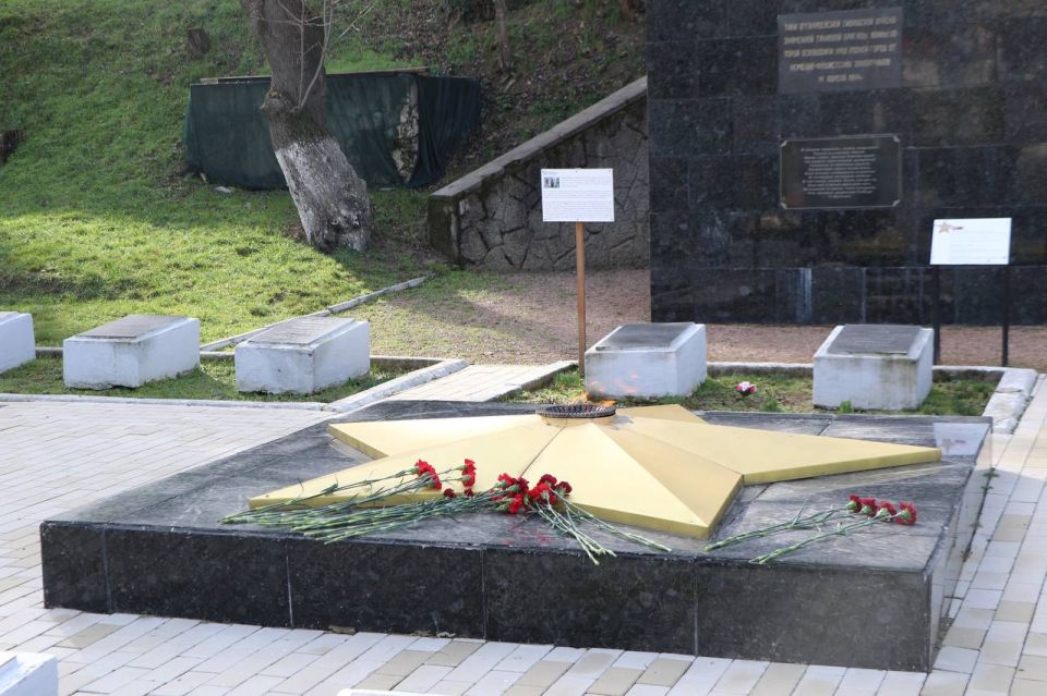 Ольга Урайкина: Сегодня состоялась церемония возложения цветов к памятному знаку "Наши герои СВО" на Аллее славы и к мемориалу «Вечный огонь», расположенному на территории Братского воинского кладбища советских воинов Ольга Урайкина: Сегодня состоялась церемония возложения цветов к памятному знаку "Наши герои СВО" на Аллее славы и к мемориалу «Вечный огонь», расположенному на территории Братского воинского кладбища советских воинов