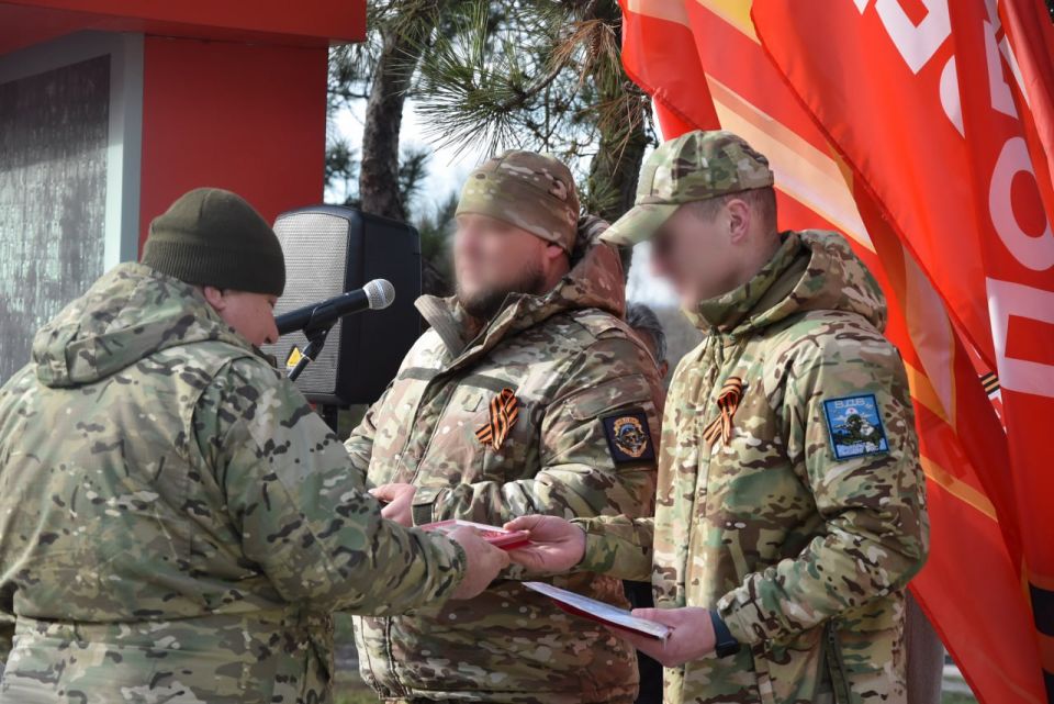 Накануне Дня защитника Отечества в Бахчисарае возложили цветы к памятным знакам Накануне Дня защитника Отечества в Бахчисарае возложили цветы к памятным знакам