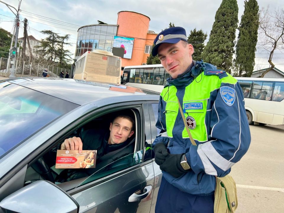 В Алуште сотрудники Госавтоинспекции напомнили взрослым о важности правильной перевозки детей В Алуште сотрудники Госавтоинспекции напомнили взрослым о важности правильной перевозки детей