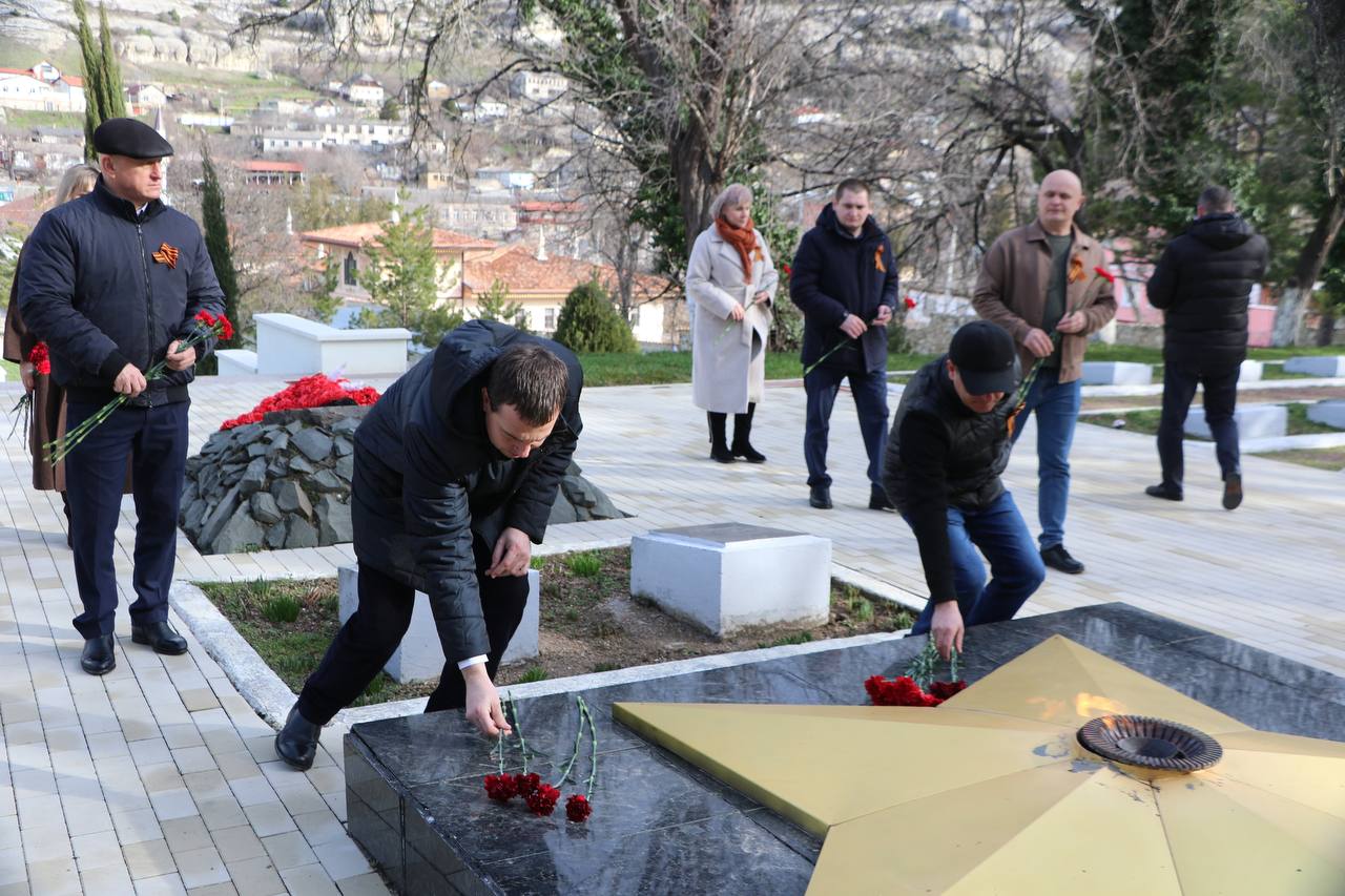 Ольга Урайкина: Сегодня состоялась церемония возложения цветов к памятному знаку "Наши герои СВО" на Аллее славы и к мемориалу «Вечный огонь», расположенному на территории Братского воинского кладбища советских воинов Ольга Урайкина: Сегодня состоялась церемония возложения цветов к памятному знаку "Наши герои СВО" на Аллее славы и к мемориалу «Вечный огонь», расположенному на территории Братского воинского кладбища советских воинов