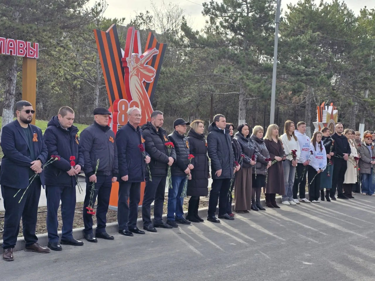 В преддверии праздника воинской доблести - Дня Защитника Отечества, муниципальные служащие, сотрудники районного и городского совета, администрации района и города, жители и волонтеры, возложили цветы к мемориалам Великой... В преддверии праздника воинской доблести - Дня Защитника Отечества, муниципальные служащие, сотрудники районного и городского совета, администрации района и города, жители и волонтеры, возложили цветы к мемориалам Великой...