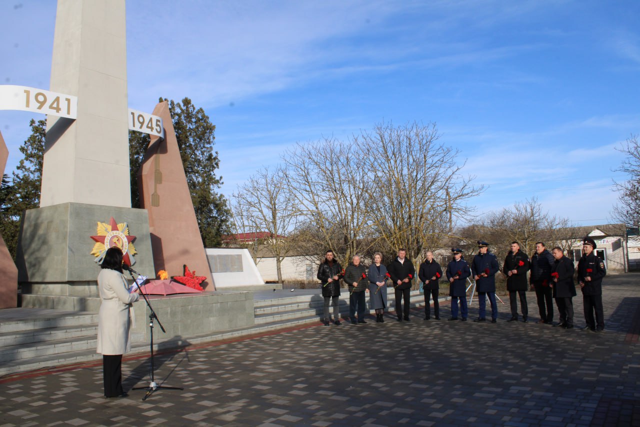 23 февраля Россия празднует День защитника Отечества — праздник доблести и отваги наших воинов, защищавших родную землю в мирное и военное время 23 февраля Россия празднует День защитника Отечества — праздник доблести и отваги наших воинов, защищавших родную землю в мирное и военное время