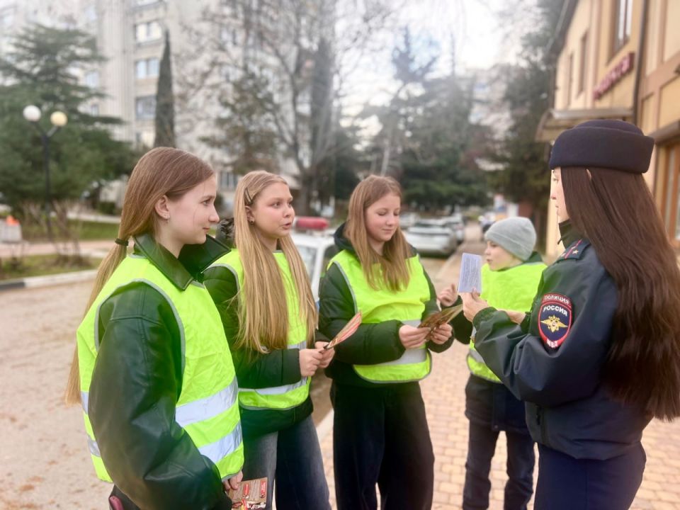 В Алуште сотрудники Госавтоинспекции напомнили взрослым о важности правильной перевозки детей В Алуште сотрудники Госавтоинспекции напомнили взрослым о важности правильной перевозки детей