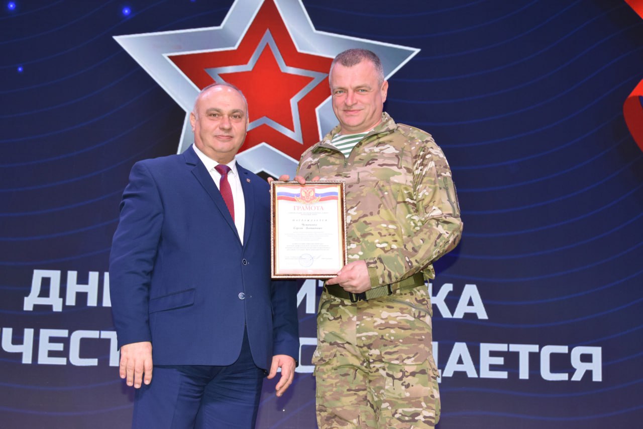 В канун празднoвания Дня защитника Отечества, в знак светлой памяти, с чувством скорби и глубокой благодарности к тем, кто ценой своей жизни завоевал Победу в Великой Отечественной войне, цветы к мемориалу «Никто не забыт... В канун празднoвания Дня защитника Отечества, в знак светлой памяти, с чувством скорби и глубокой благодарности к тем, кто ценой своей жизни завоевал Победу в Великой Отечественной войне, цветы к мемориалу «Никто не забыт...