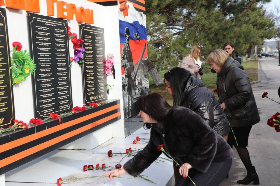 Ольга Урайкина: Сегодня состоялась церемония возложения цветов к памятному знаку "Наши герои СВО" на Аллее славы и к мемориалу «Вечный огонь», расположенному на территории Братского воинского кладбища советских воинов Ольга Урайкина: Сегодня состоялась церемония возложения цветов к памятному знаку "Наши герои СВО" на Аллее славы и к мемориалу «Вечный огонь», расположенному на территории Братского воинского кладбища советских воинов