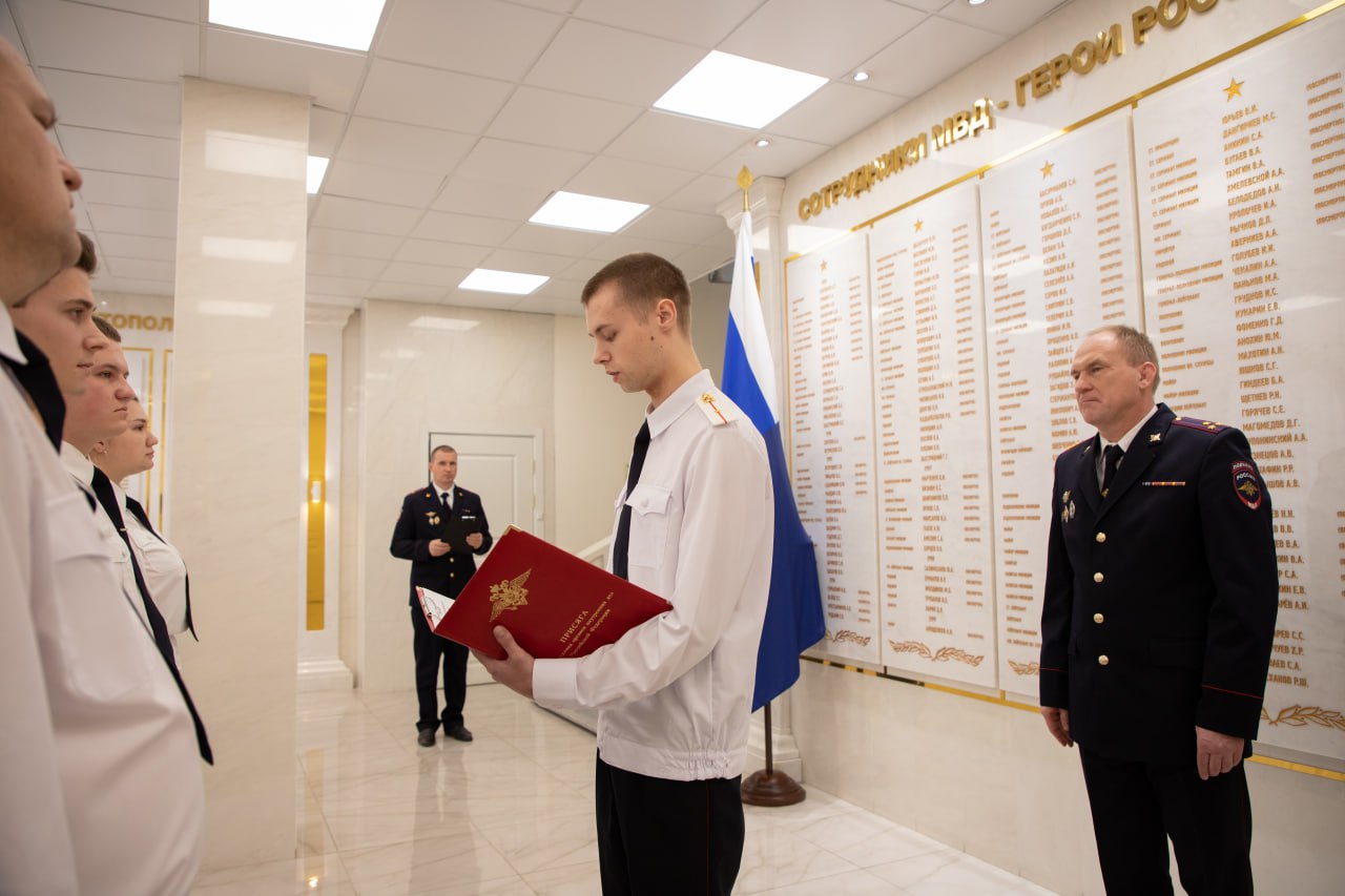 Сотрудники УМВД России по г.Севастополю приняли Присягу на верность Российской Федерации и её народу Сотрудники УМВД России по г.Севастополю приняли Присягу на верность Российской Федерации и её народу