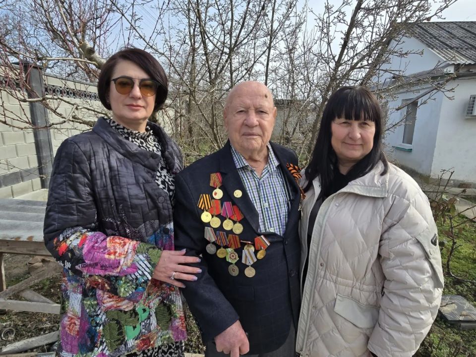 Заместитель председателя райсовета Михаил Колкунов, руководитель аппарата администрации района Валентина Миронова, глава администрации Почтовского сельского поселения Лариса Буланихина, депутат Почтовского сельского совета... Заместитель председателя райсовета Михаил Колкунов, руководитель аппарата администрации района Валентина Миронова, глава администрации Почтовского сельского поселения Лариса Буланихина, депутат Почтовского сельского совета...