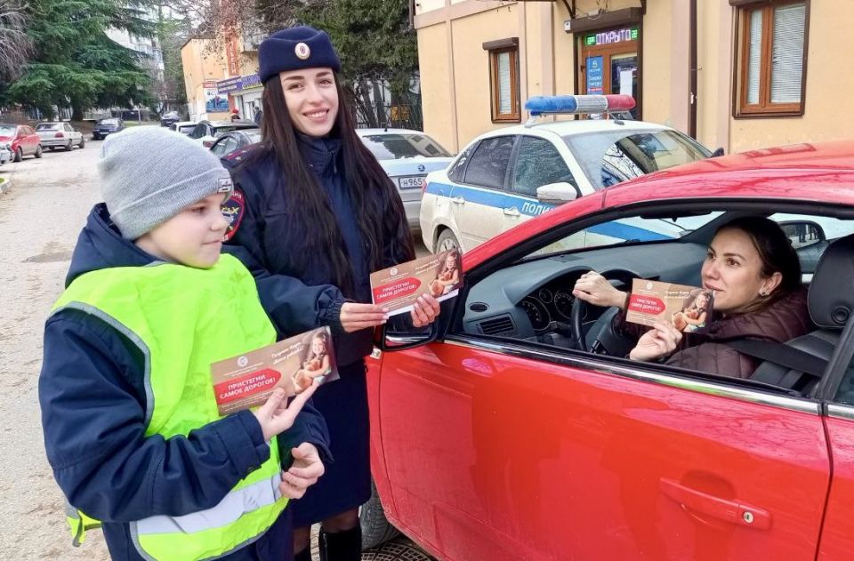 В Алуште сотрудники Госавтоинспекции напомнили взрослым о важности правильной перевозки детей В Алуште сотрудники Госавтоинспекции напомнили взрослым о важности правильной перевозки детей