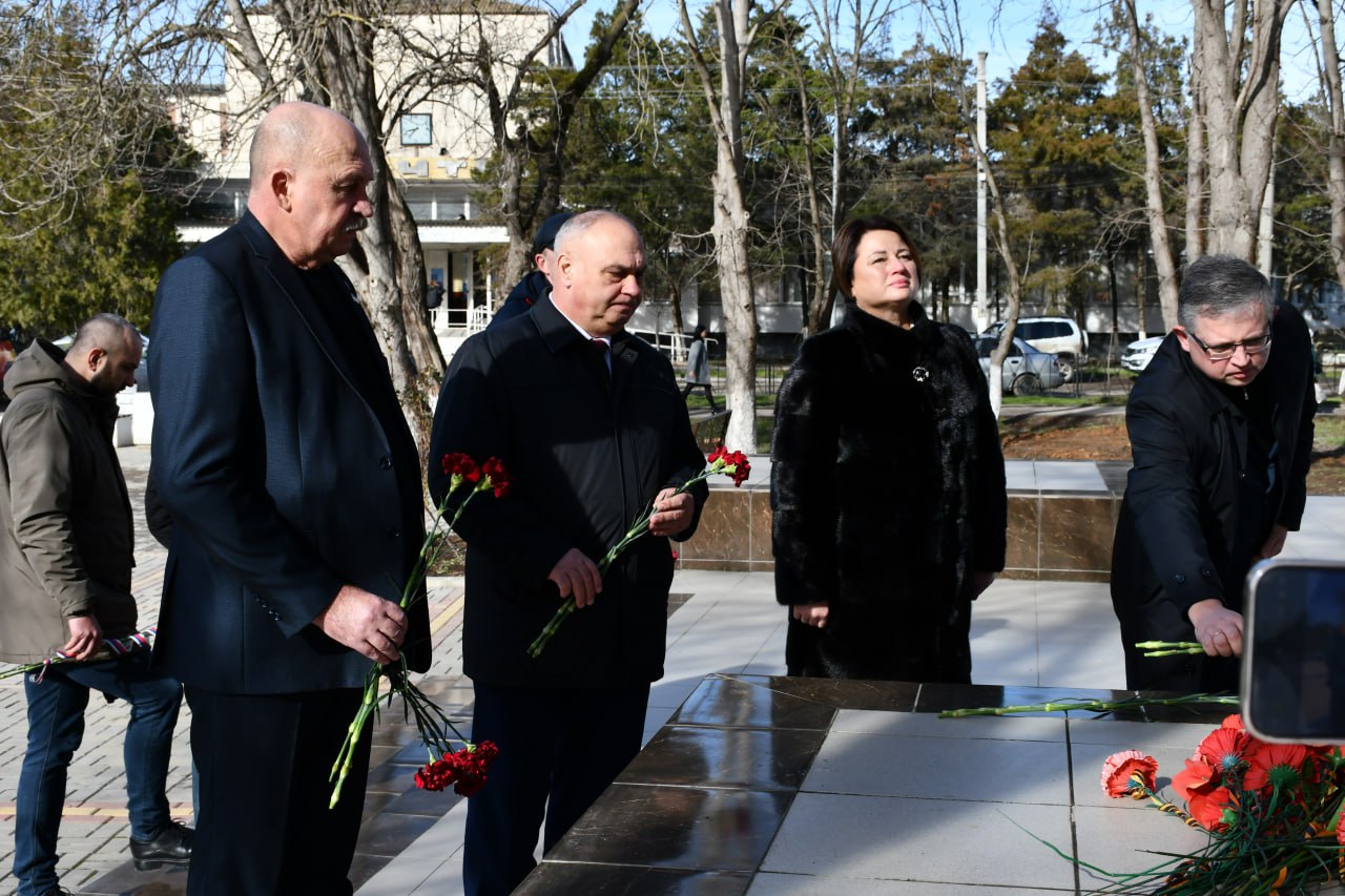 В канун празднoвания Дня защитника Отечества, в знак светлой памяти, с чувством скорби и глубокой благодарности к тем, кто ценой своей жизни завоевал Победу в Великой Отечественной войне, цветы к мемориалу «Никто не забыт...