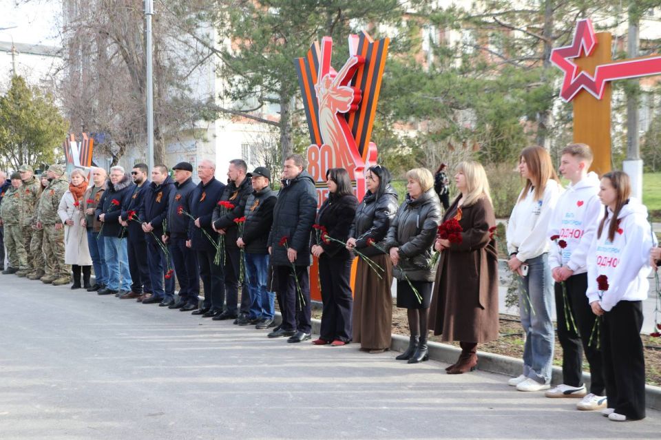 Ольга Урайкина: Сегодня состоялась церемония возложения цветов к памятному знаку "Наши герои СВО" на Аллее славы и к мемориалу «Вечный огонь», расположенному на территории Братского воинского кладбища советских воинов Ольга Урайкина: Сегодня состоялась церемония возложения цветов к памятному знаку "Наши герои СВО" на Аллее славы и к мемориалу «Вечный огонь», расположенному на территории Братского воинского кладбища советских воинов