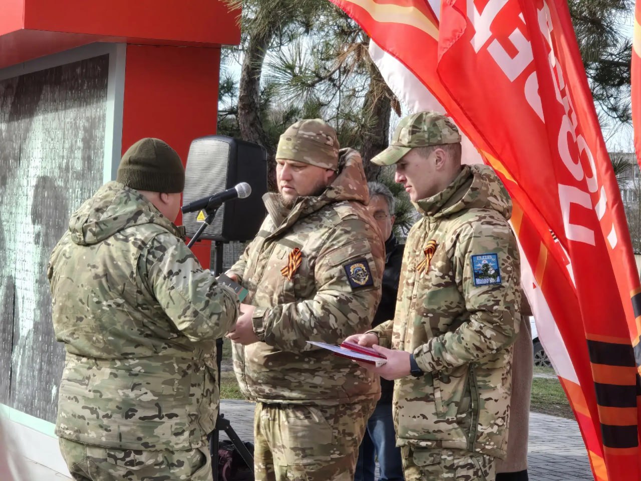 В преддверии праздника воинской доблести - Дня Защитника Отечества, муниципальные служащие, сотрудники районного и городского совета, администрации района и города, жители и волонтеры, возложили цветы к мемориалам Великой... В преддверии праздника воинской доблести - Дня Защитника Отечества, муниципальные служащие, сотрудники районного и городского совета, администрации района и города, жители и волонтеры, возложили цветы к мемориалам Великой...