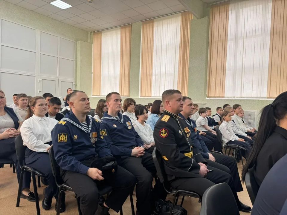 В МБОУ «СОШ №1 им. Вилина И.П.» 19 февраля был проведен конкурс «Честь имею!» среди нахимовских классов, посвященный Дню защитника Отечества В МБОУ «СОШ №1 им. Вилина И.П.» 19 февраля был проведен конкурс «Честь имею!» среди нахимовских классов, посвященный Дню защитника Отечества