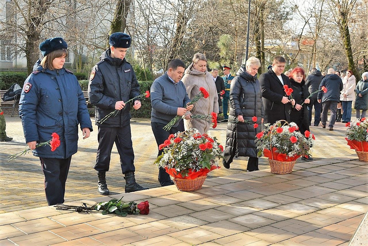 Александр Соколовский: Вместе с Главой муниципального образования Еленой Стельмах, депутатом Государственного Совета Республики Крым Валерием Хаситошвили, прокурором района Романом Дугаренко, участниками специальной военной... Александр Соколовский: Вместе с Главой муниципального образования Еленой Стельмах, депутатом Государственного Совета Республики Крым Валерием Хаситошвили, прокурором района Романом Дугаренко, участниками специальной военной...