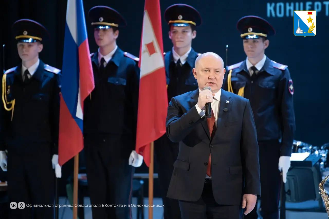 Михаил Развожаев вручил почётные грамоты и благодарности сотрудникам севастопольской полиции