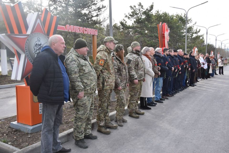 Накануне Дня защитника Отечества в Бахчисарае возложили цветы к памятным знакам Накануне Дня защитника Отечества в Бахчисарае возложили цветы к памятным знакам