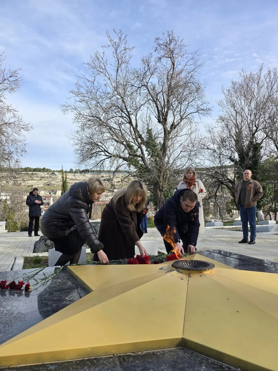 В преддверии праздника воинской доблести - Дня Защитника Отечества, муниципальные служащие, сотрудники районного и городского совета, администрации района и города, жители и волонтеры, возложили цветы к мемориалам Великой... В преддверии праздника воинской доблести - Дня Защитника Отечества, муниципальные служащие, сотрудники районного и городского совета, администрации района и города, жители и волонтеры, возложили цветы к мемориалам Великой...