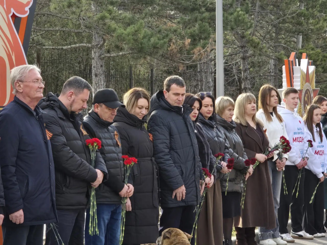 В преддверии праздника воинской доблести - Дня Защитника Отечества, муниципальные служащие, сотрудники районного и городского совета, администрации района и города, жители и волонтеры, возложили цветы к мемориалам Великой... В преддверии праздника воинской доблести - Дня Защитника Отечества, муниципальные служащие, сотрудники районного и городского совета, администрации района и города, жители и волонтеры, возложили цветы к мемориалам Великой...