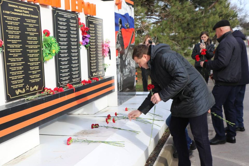 Ольга Урайкина: Сегодня состоялась церемония возложения цветов к памятному знаку "Наши герои СВО" на Аллее славы и к мемориалу «Вечный огонь», расположенному на территории Братского воинского кладбища советских воинов Ольга Урайкина: Сегодня состоялась церемония возложения цветов к памятному знаку "Наши герои СВО" на Аллее славы и к мемориалу «Вечный огонь», расположенному на территории Братского воинского кладбища советских воинов