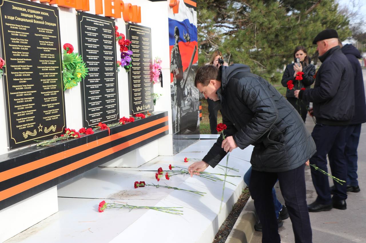 Ольга Урайкина: Сегодня состоялась церемония возложения цветов к памятному знаку "Наши герои СВО" на Аллее славы и к мемориалу «Вечный огонь», расположенному на территории Братского воинского кладбища советских воинов Ольга Урайкина: Сегодня состоялась церемония возложения цветов к памятному знаку "Наши герои СВО" на Аллее славы и к мемориалу «Вечный огонь», расположенному на территории Братского воинского кладбища советских воинов
