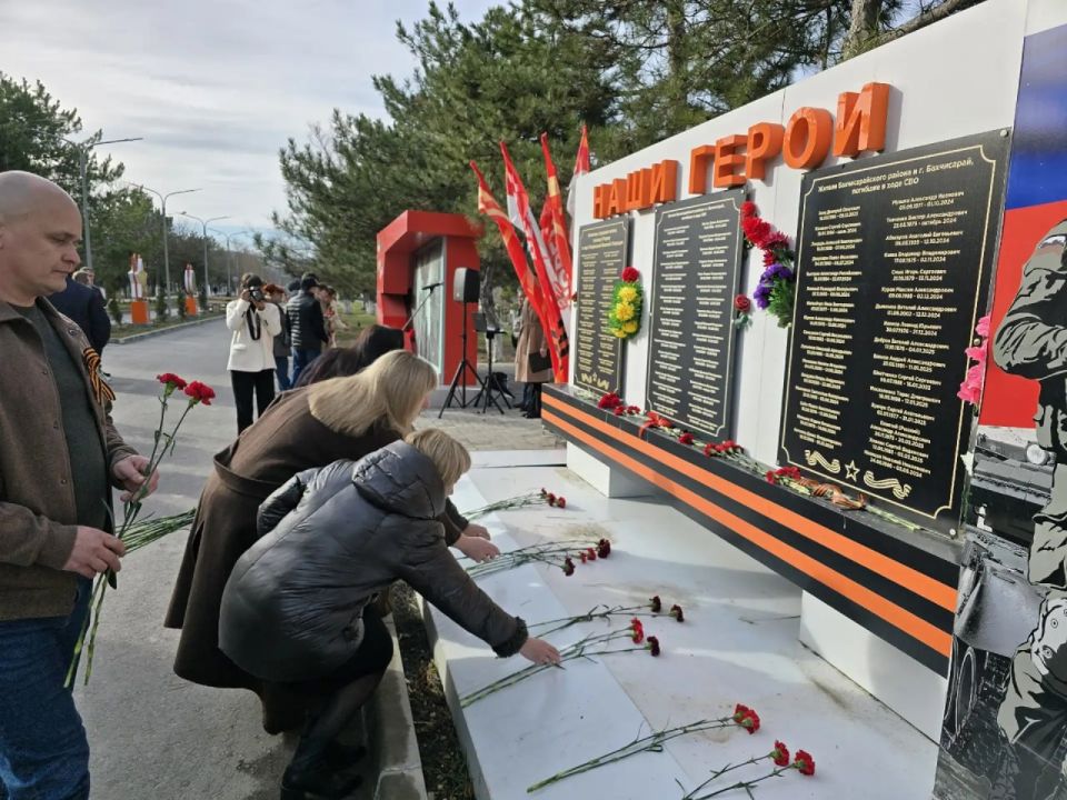 В преддверии праздника воинской доблести - Дня Защитника Отечества, муниципальные служащие, сотрудники районного и городского совета, администрации района и города, жители и волонтеры, возложили цветы к мемориалам Великой... В преддверии праздника воинской доблести - Дня Защитника Отечества, муниципальные служащие, сотрудники районного и городского совета, администрации района и города, жители и волонтеры, возложили цветы к мемориалам Великой...