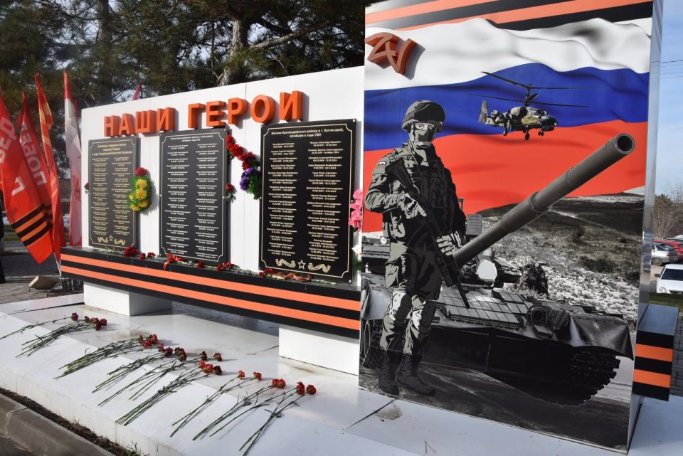 Накануне Дня защитника Отечества в Бахчисарае возложили цветы к памятным знакам Накануне Дня защитника Отечества в Бахчисарае возложили цветы к памятным знакам