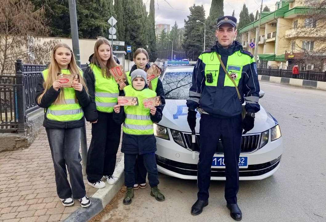 В Алуште сотрудники Госавтоинспекции напомнили взрослым о важности правильной перевозки детей