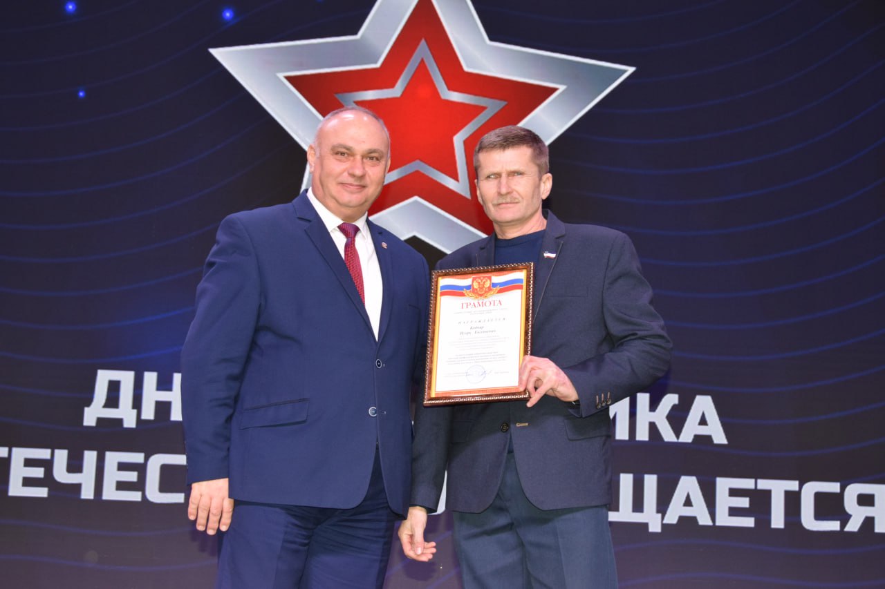 В канун празднoвания Дня защитника Отечества, в знак светлой памяти, с чувством скорби и глубокой благодарности к тем, кто ценой своей жизни завоевал Победу в Великой Отечественной войне, цветы к мемориалу «Никто не забыт... В канун празднoвания Дня защитника Отечества, в знак светлой памяти, с чувством скорби и глубокой благодарности к тем, кто ценой своей жизни завоевал Победу в Великой Отечественной войне, цветы к мемориалу «Никто не забыт...