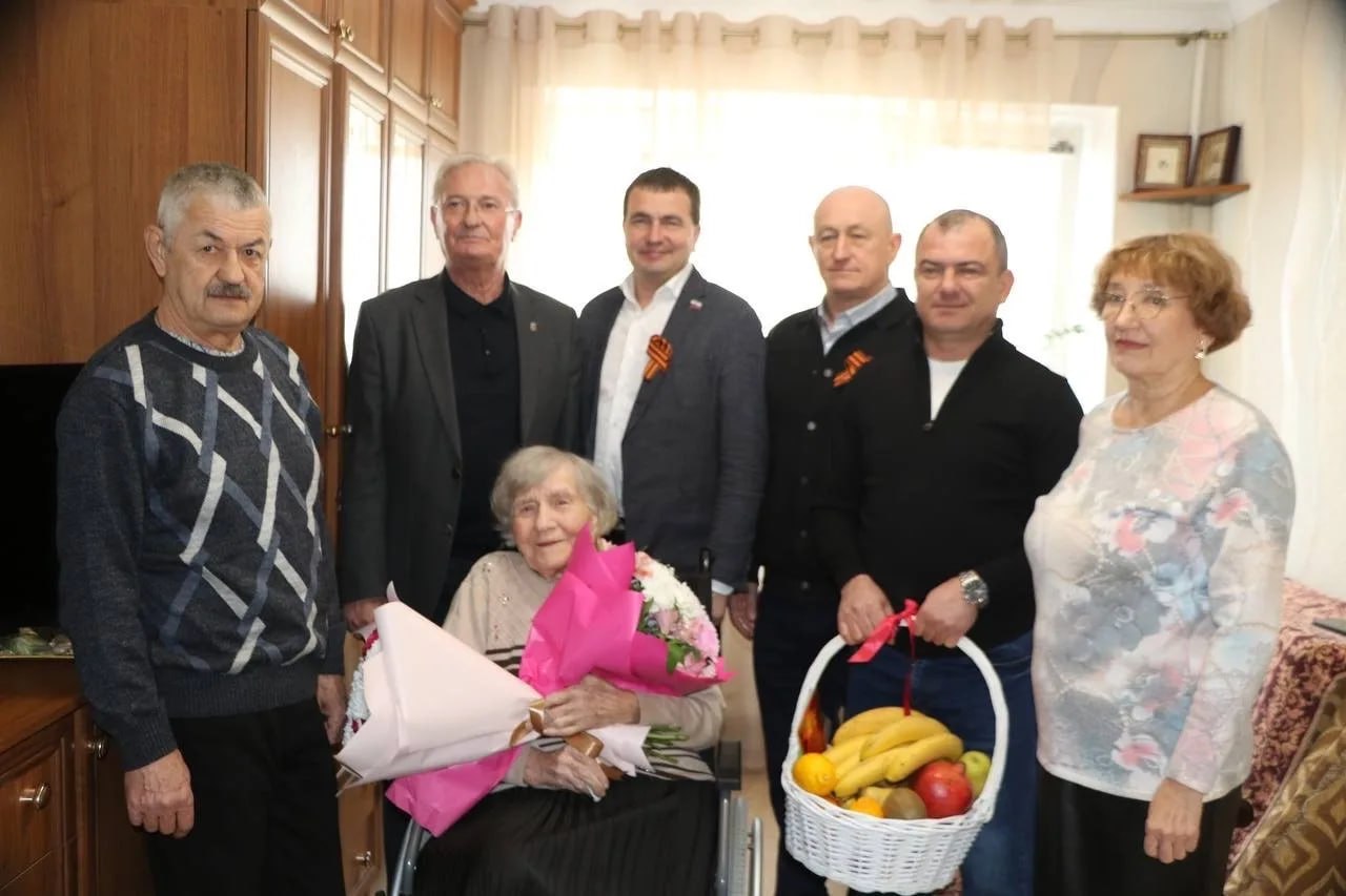 В честь предстоящего праздника Дня защитника Отечества поздравили ветерана, Антонину Александровну Меледину