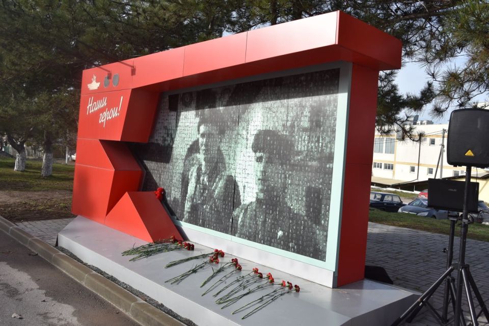 Накануне Дня защитника Отечества в Бахчисарае возложили цветы к памятным знакам Накануне Дня защитника Отечества в Бахчисарае возложили цветы к памятным знакам