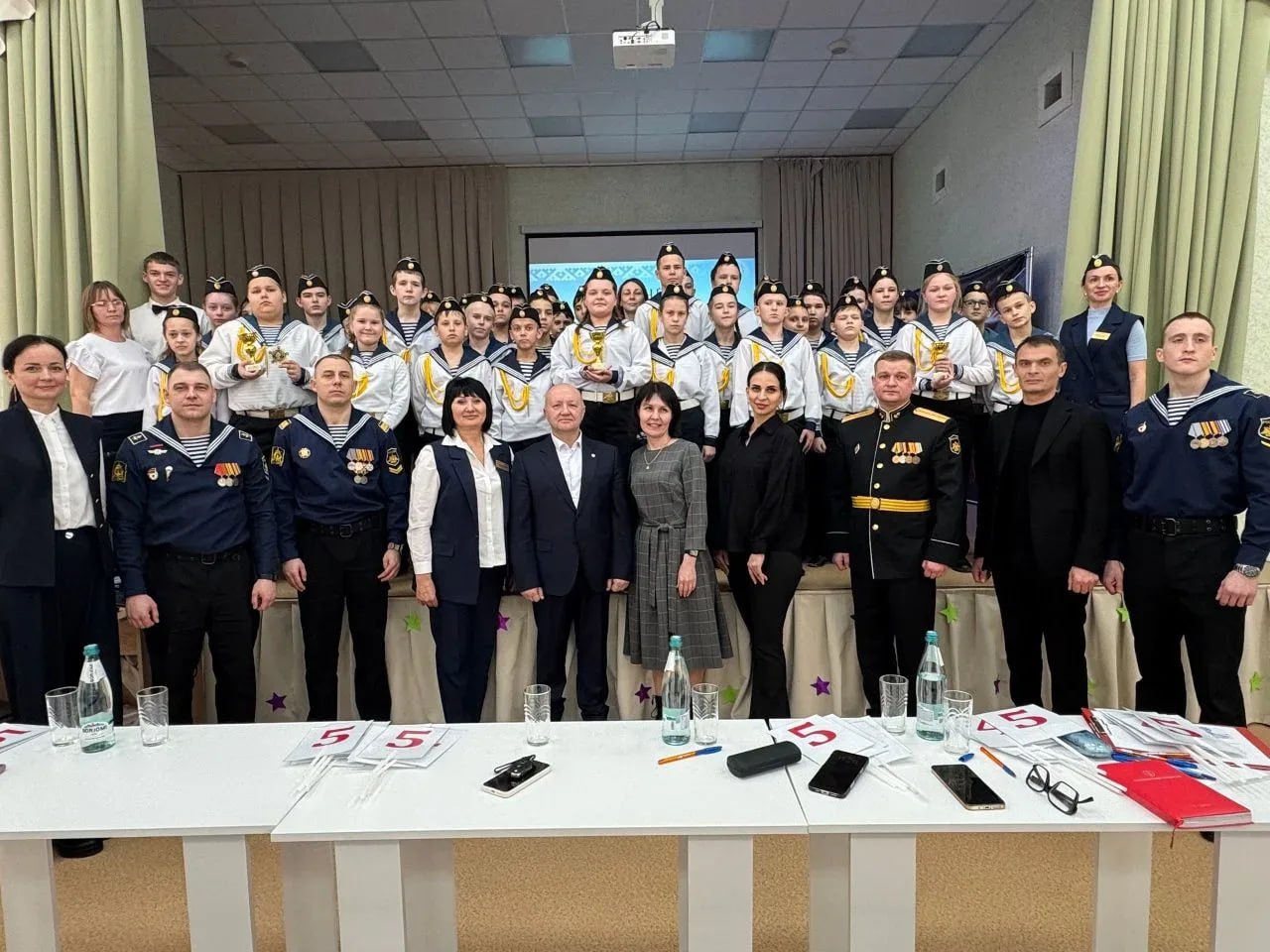 В МБОУ «СОШ №1 им. Вилина И.П.» 19 февраля был проведен конкурс «Честь имею!» среди нахимовских классов, посвященный Дню защитника Отечества В МБОУ «СОШ №1 им. Вилина И.П.» 19 февраля был проведен конкурс «Честь имею!» среди нахимовских классов, посвященный Дню защитника Отечества