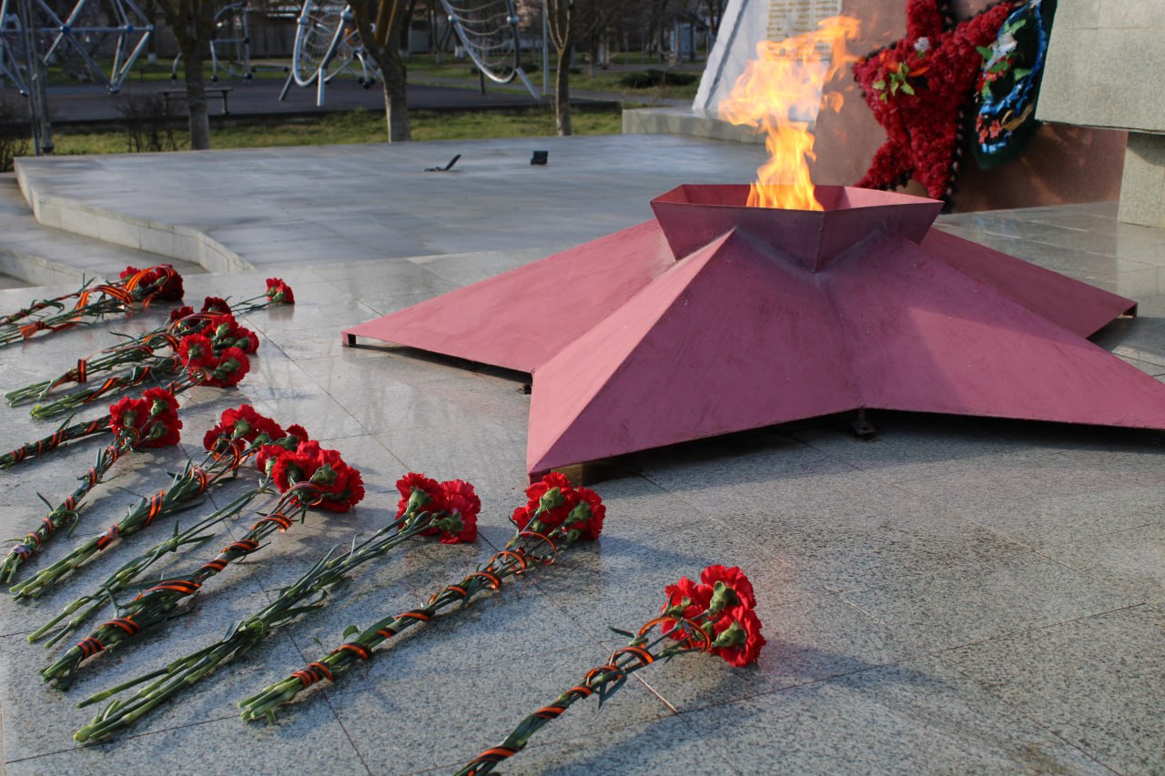 23 февраля Россия празднует День защитника Отечества — праздник доблести и отваги наших воинов, защищавших родную землю в мирное и военное время 23 февраля Россия празднует День защитника Отечества — праздник доблести и отваги наших воинов, защищавших родную землю в мирное и военное время