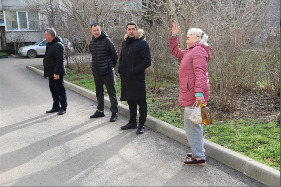 Сегодня заместитель главы администрации Андрей Падалко посетил оставшиеся без внимания дома в селе Вилино, а также провёл осмотр дворовых территорий Сегодня заместитель главы администрации Андрей Падалко посетил оставшиеся без внимания дома в селе Вилино, а также провёл осмотр дворовых территорий