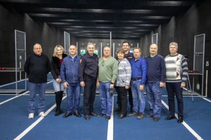 Севастопольские пенсионеры органов внутренних дел оценили современное оснащение ведомственного тира