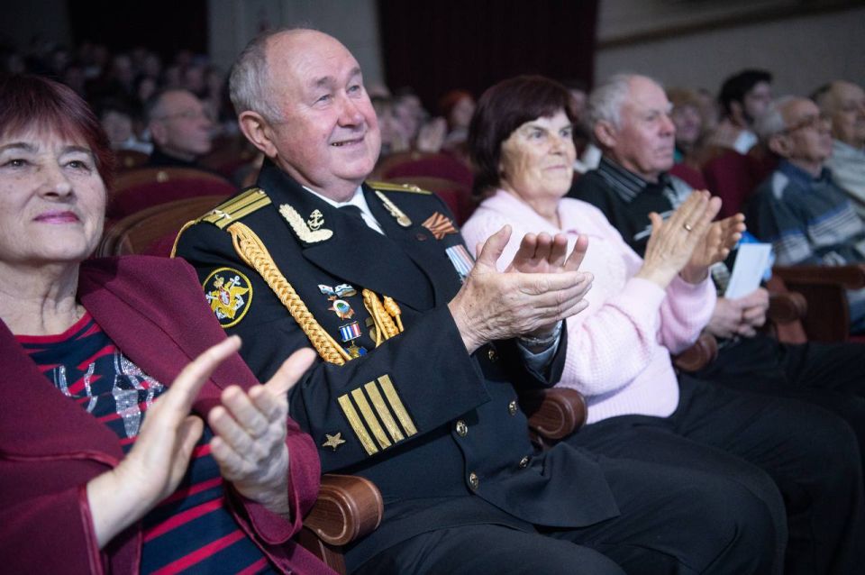 Михаил Развожаев: Накануне побывал на праздничном концерте «Сила в правде. Воля в единстве», который прошел во Дворце культуры рыбаков Михаил Развожаев: Накануне побывал на праздничном концерте «Сила в правде. Воля в единстве», который прошел во Дворце культуры рыбаков