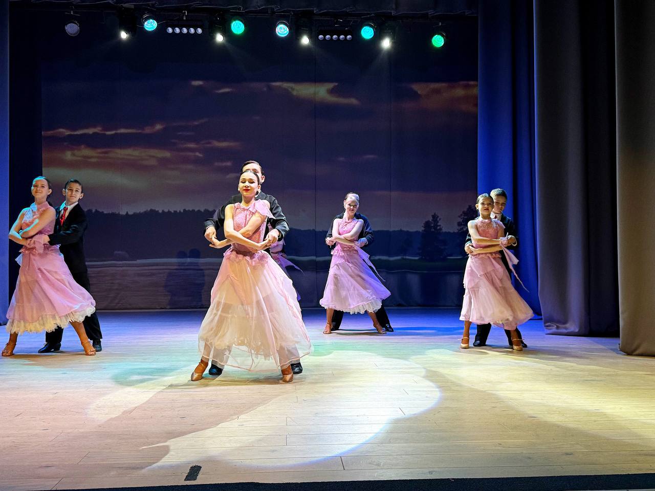 Александр Дудинов: В Черноморском районе дан старт Году единства народов России! В районном Доме культуры прошла концертная программа «Под созвездием народного единства» Александр Дудинов: В Черноморском районе дан старт Году единства народов России! В районном Доме культуры прошла концертная программа «Под созвездием народного единства»