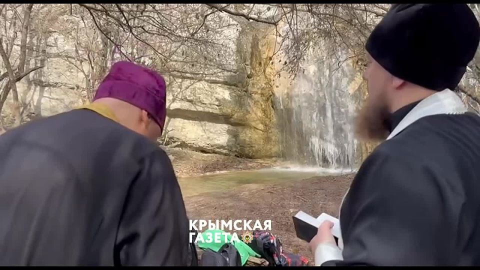 Молитва на высоте. Накануне Дня Защитника Отечества священники Сакского благочиния отец Максим и отец Александр совершили молебен у водопада близ реки Бага