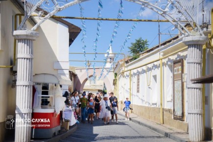Уважаемые экскурсоводы и сотрудники туристической сферы Евпатории! Поздравляем вас со Всемирным днем экскурсовода!