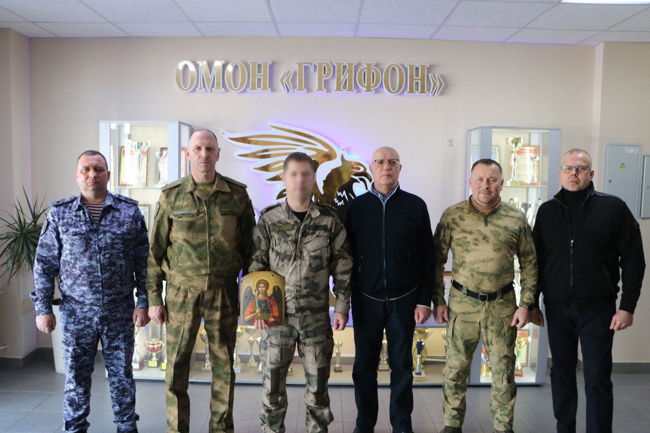 В городе-герое Керчи сотрудникам Росгвардии передали православною икону и ключи от автомобиля В городе-герое Керчи сотрудникам Росгвардии передали православною икону и ключи от автомобиля