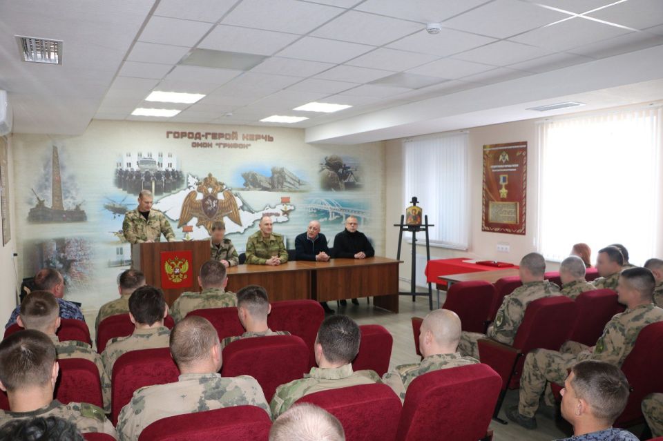 В городе-герое Керчи сотрудникам Росгвардии передали православною икону и ключи от автомобиля